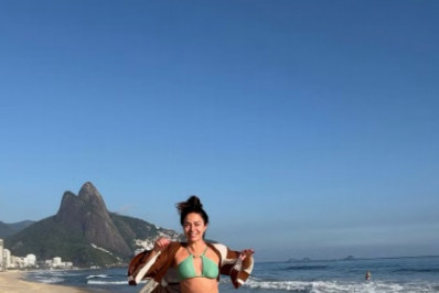 Claudia Ohana aproveita folga em praia do Rio