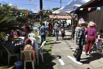 Maricá reúne 200 idosos para celebração julina em Ponta Negra