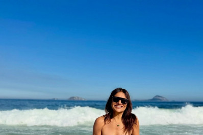 Dira Paes exibe beleza em fotos de férias na praia