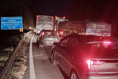 Acidente e caminhões enguiçados causam grande engarrafamento na Via Dutra