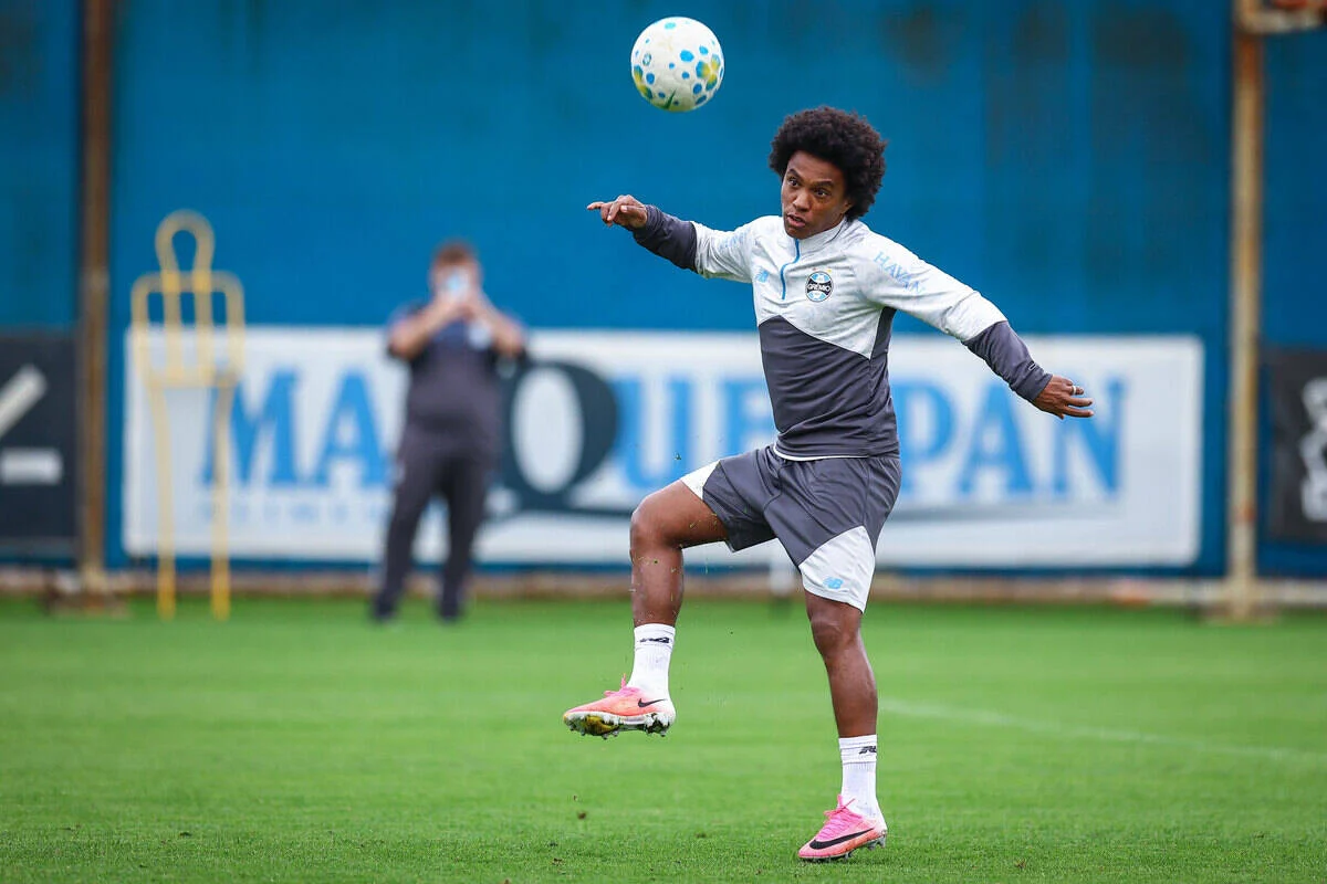 Torcedores do Fluminense criticam interesse em Willian