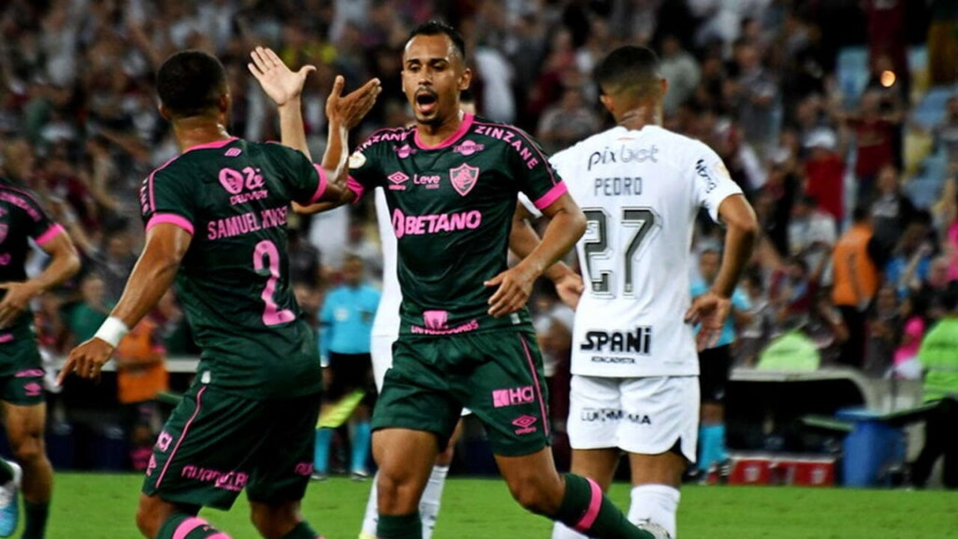 Fluminense estreia camisa verde e defende invencibilidade