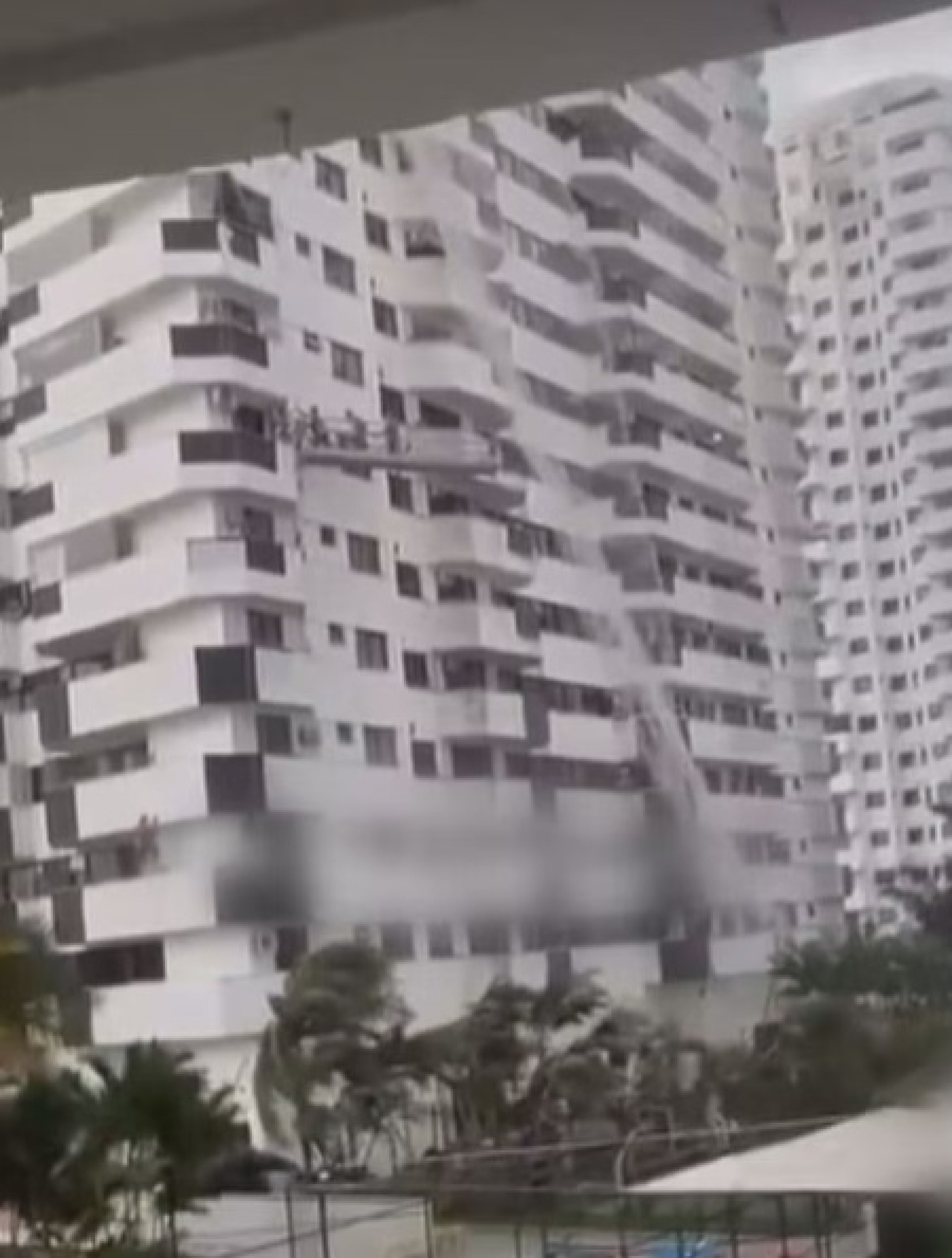 Trabalhadores ficam à deriva em andaime durante ventania - Reprodução Redes Sociais