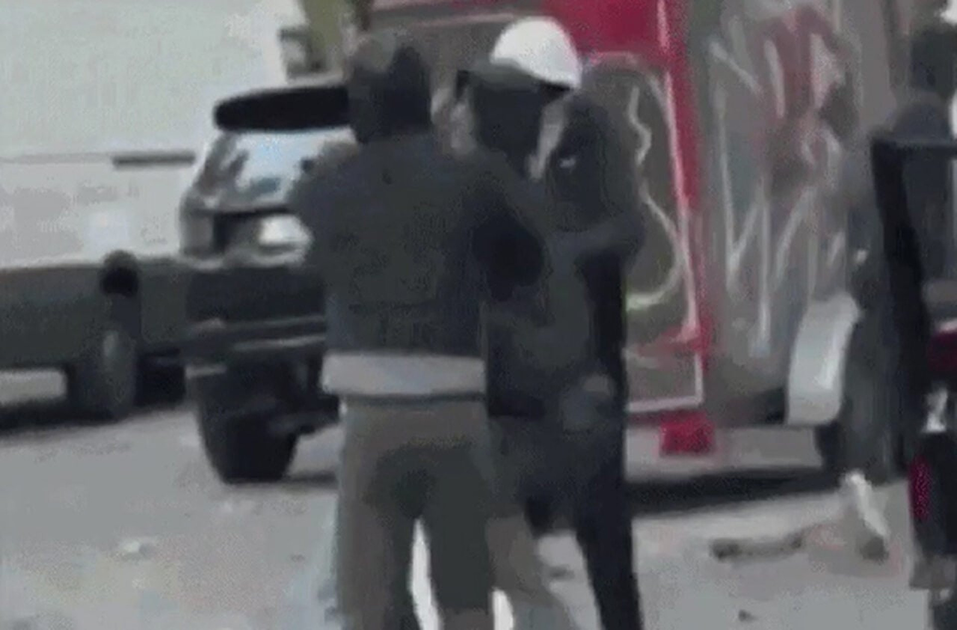 V&iacute;deo: jogador &eacute; cercado por ladr&otilde;es e &eacute; agredido durante assalto em Bruxelas&nbsp;