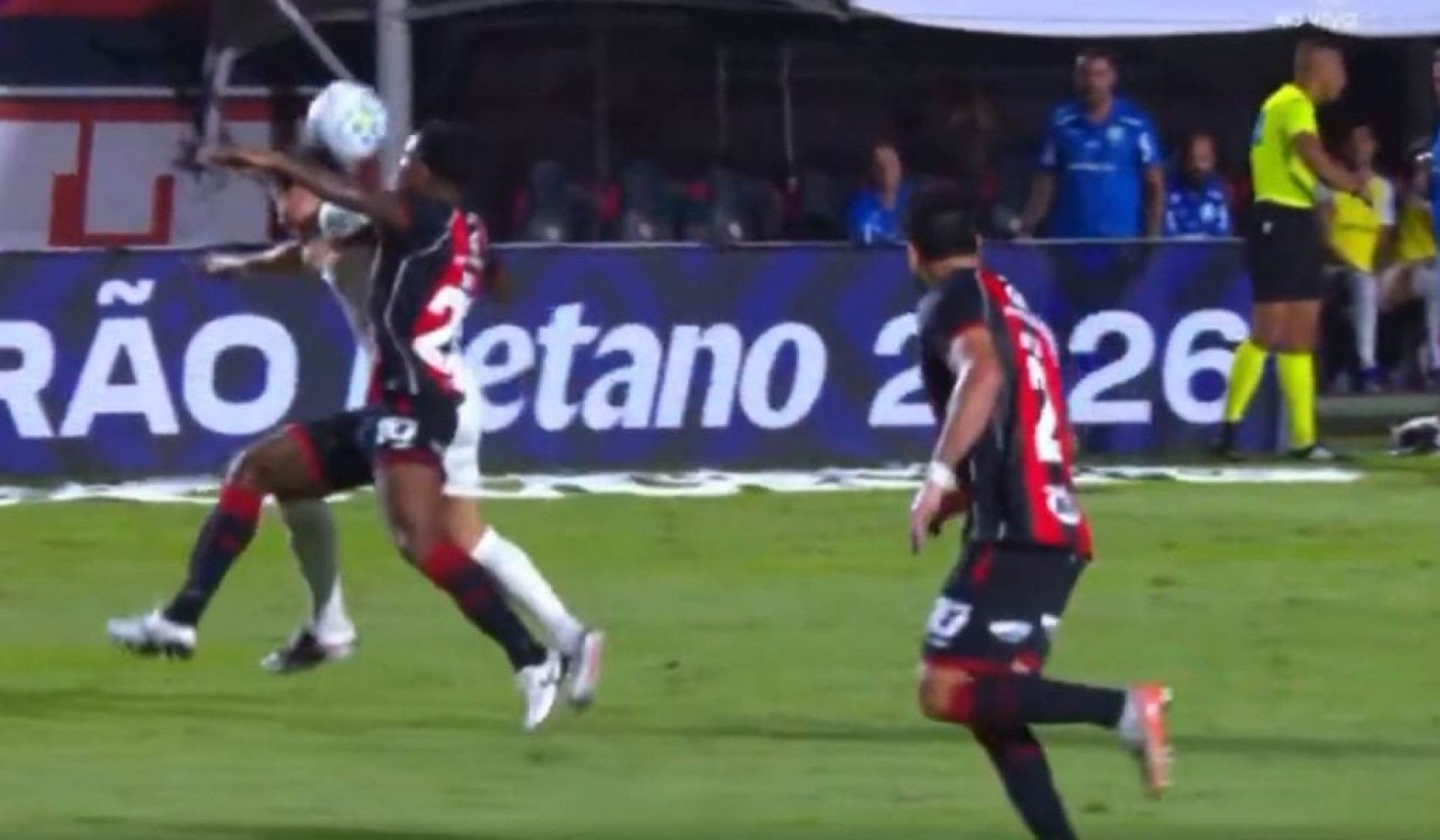 Vit&oacute;ria tem dois jogadores expulsos no mesmo lance contra o Palmeiras