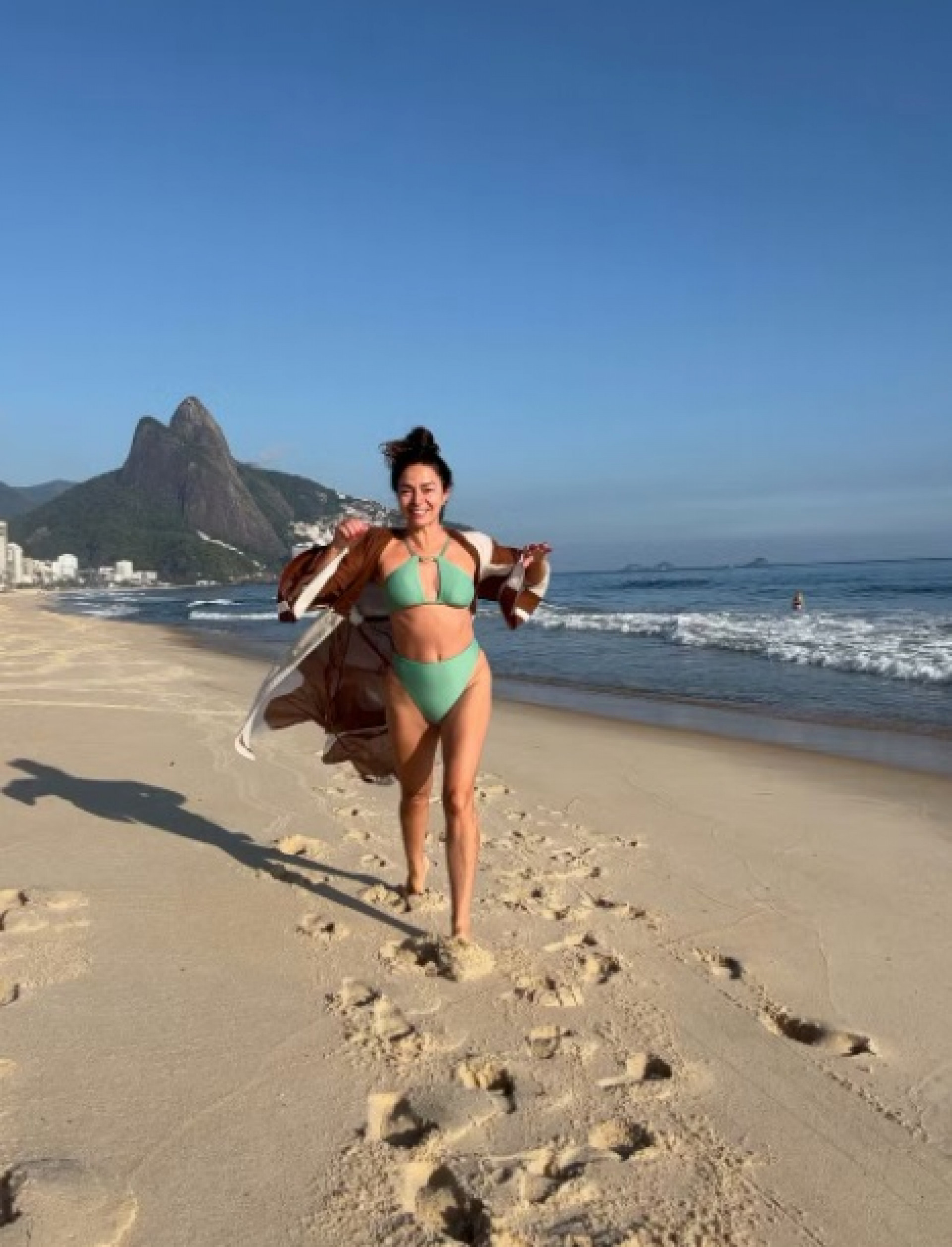Claudia Ohana aproveita folga em praia do Rio e recebe elogios dos fãs - Reprodução Instagram