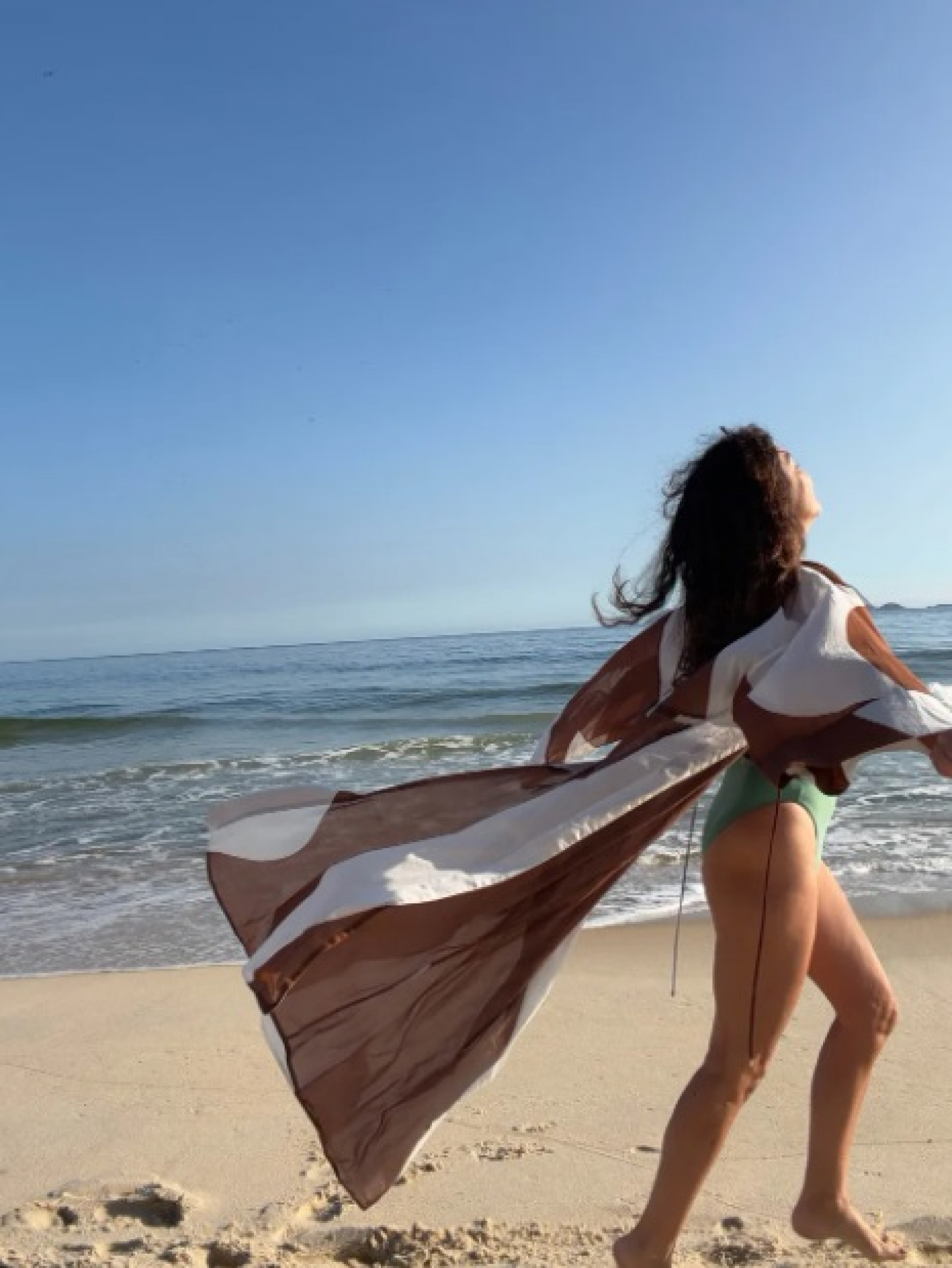 Claudia Ohana aproveita folga em praia do Rio e recebe elogios dos fãs - Reprodução Instagram