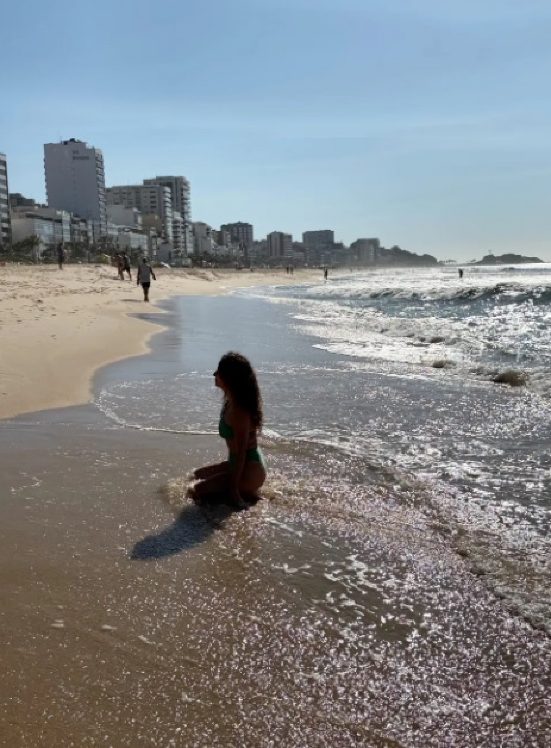 Claudia Ohana aproveita folga em praia do Rio e recebe elogios dos fãs - Reprodução Instagram