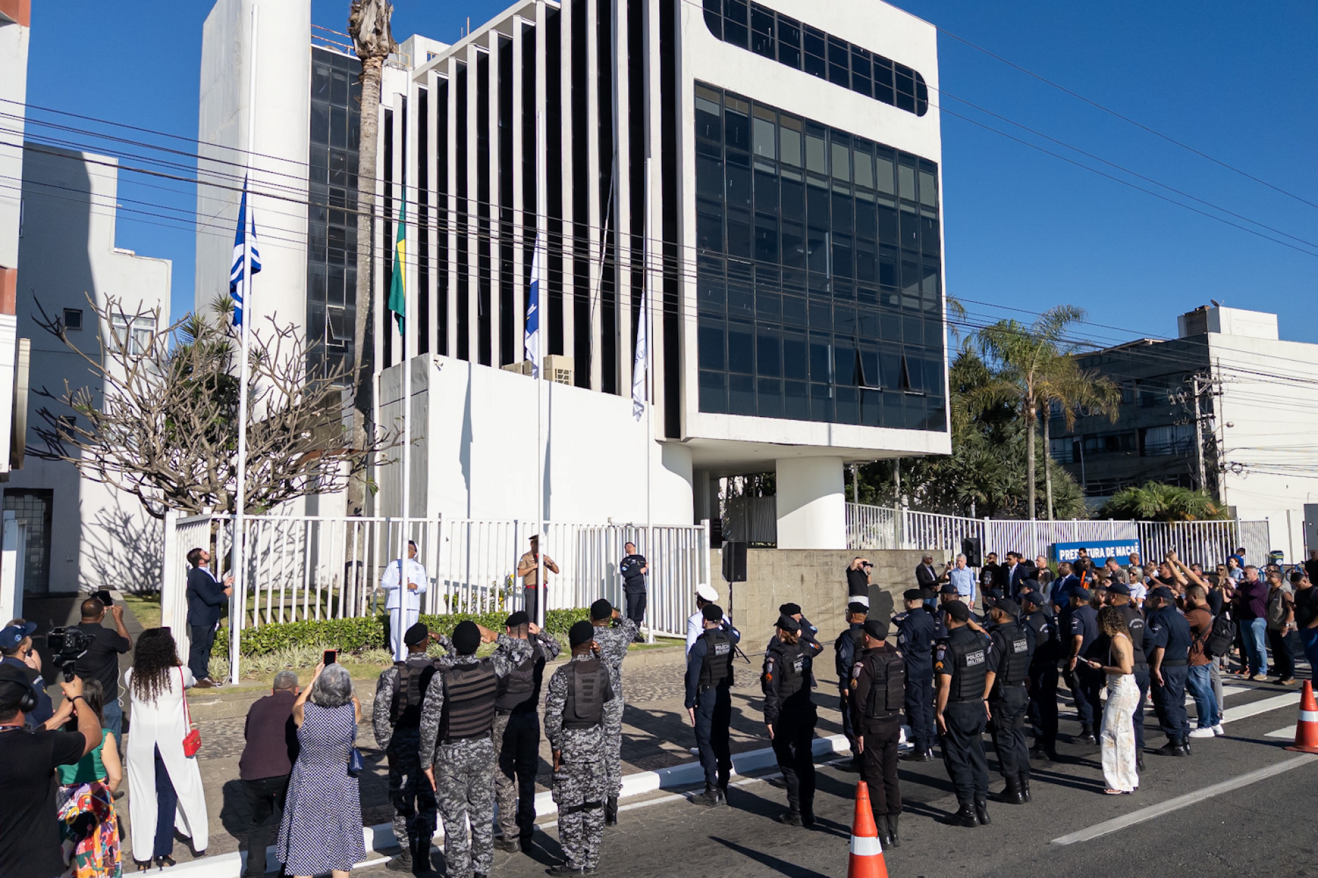 Hasteamento das bandeiras abriu oficialmente as comemora&ccedil;&otilde;es pelos 213 anos de emancipa&ccedil;&atilde;o pol&iacute;tico-administrativa de Maca&eacute; - Foto: Divulga&ccedil;&atilde;o