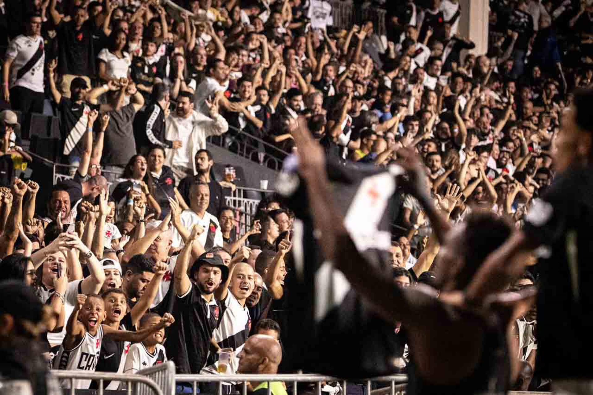 Thiago Mendes destaca apoio da torcida em triunfo do Vasco: “Incentivou o jogo todo”