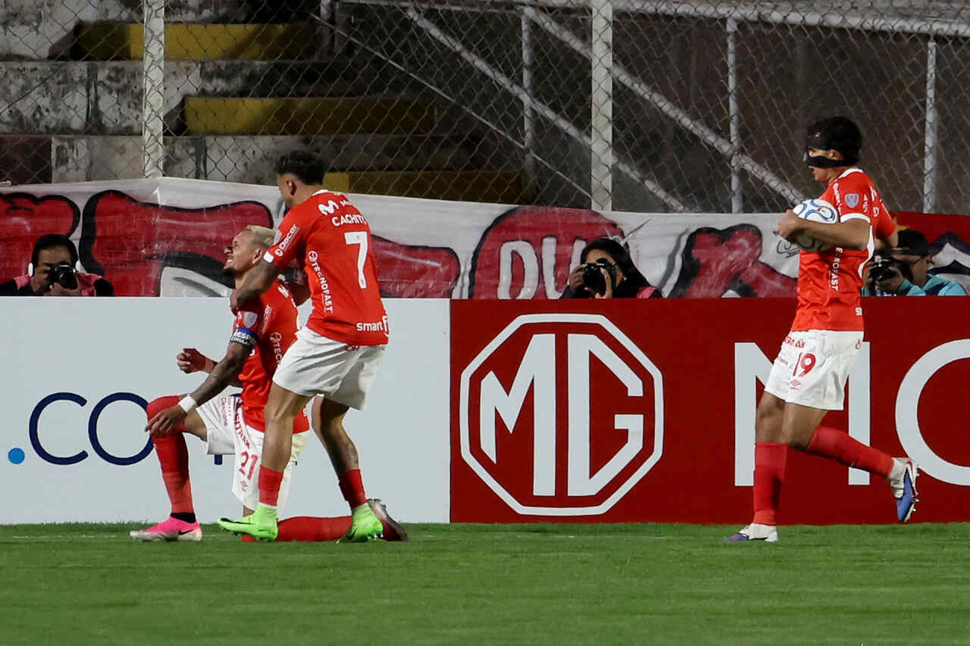 Cienciano atropela Lan&uacute;s e encara o Botafogo nas oitavas da Sul-Americana