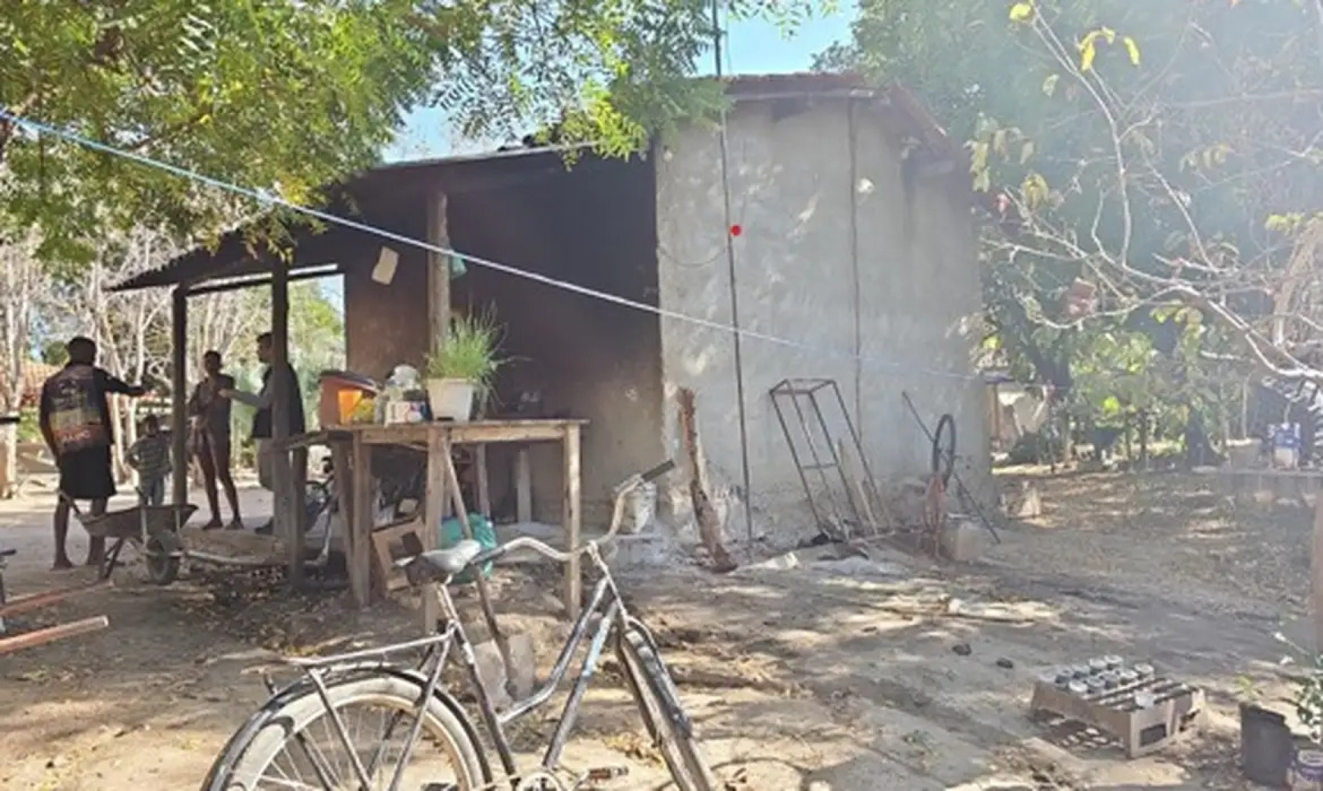 Trabalhadores n&atilde;o tinham carteira assinada, equipamentos de prote&ccedil;&atilde;o e nem acesso a banheiros