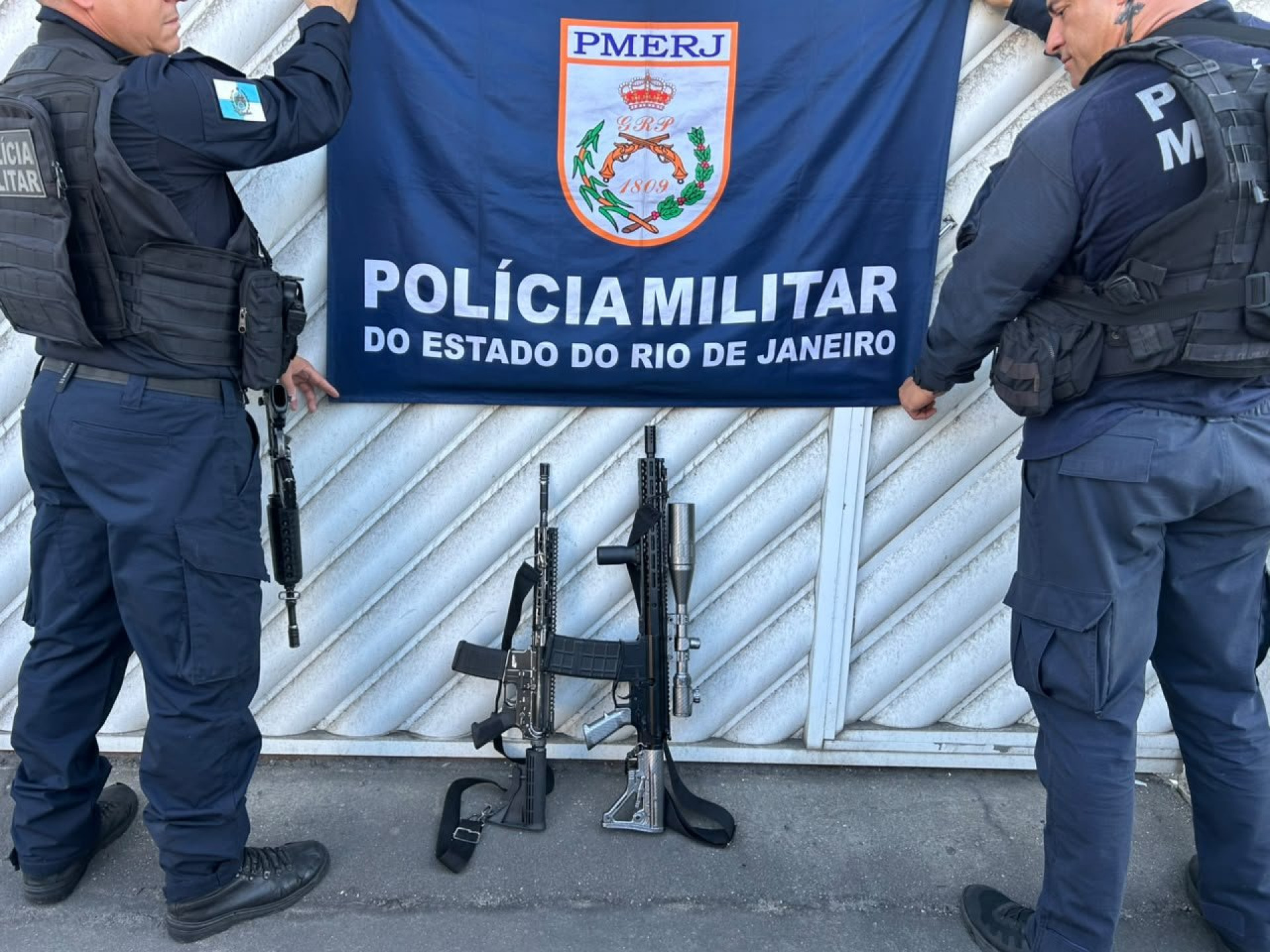 PMs apreenderam dois fuzis na Vila Aliança - Reprodução / Redes Sociais