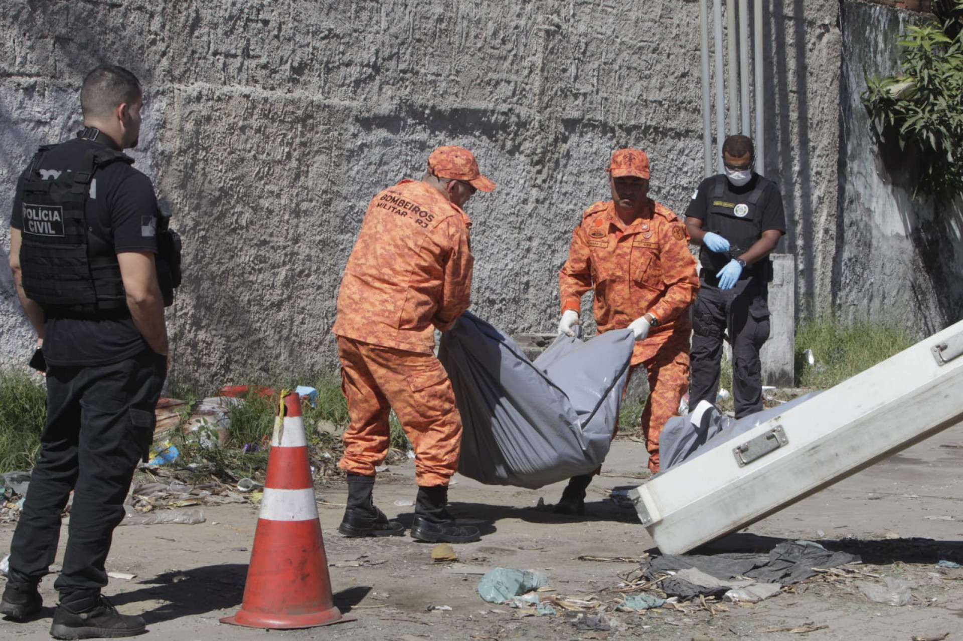 Corpos foram encontrados esquartejados e em sacos plásticos na Vila Kennedy, Zona Oeste do Rio - Reginaldo Pimenta / Agência O DIA