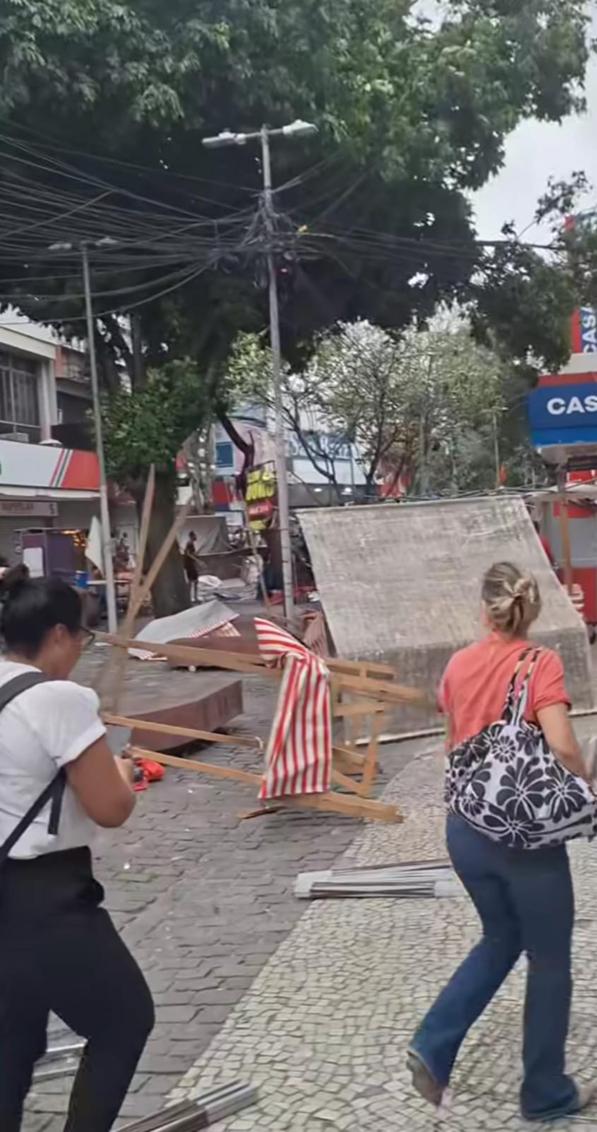 Forte ventania atingiu o calçadão de Campo Grande, na Zona Oeste - Reprodução de vídeo / Instagram