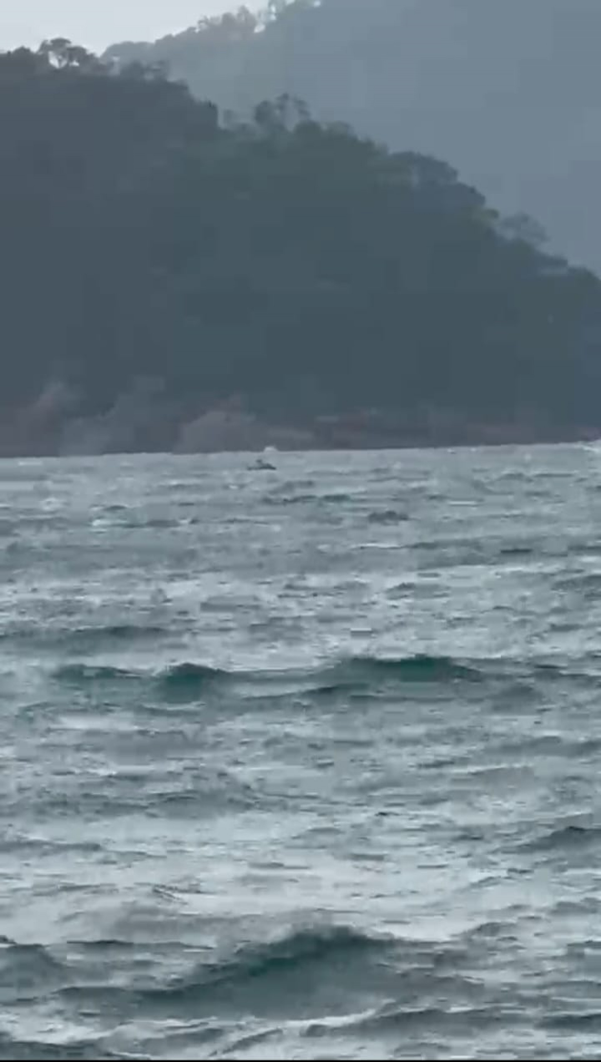 Embarcação de pequeno porte atingida pela ventania