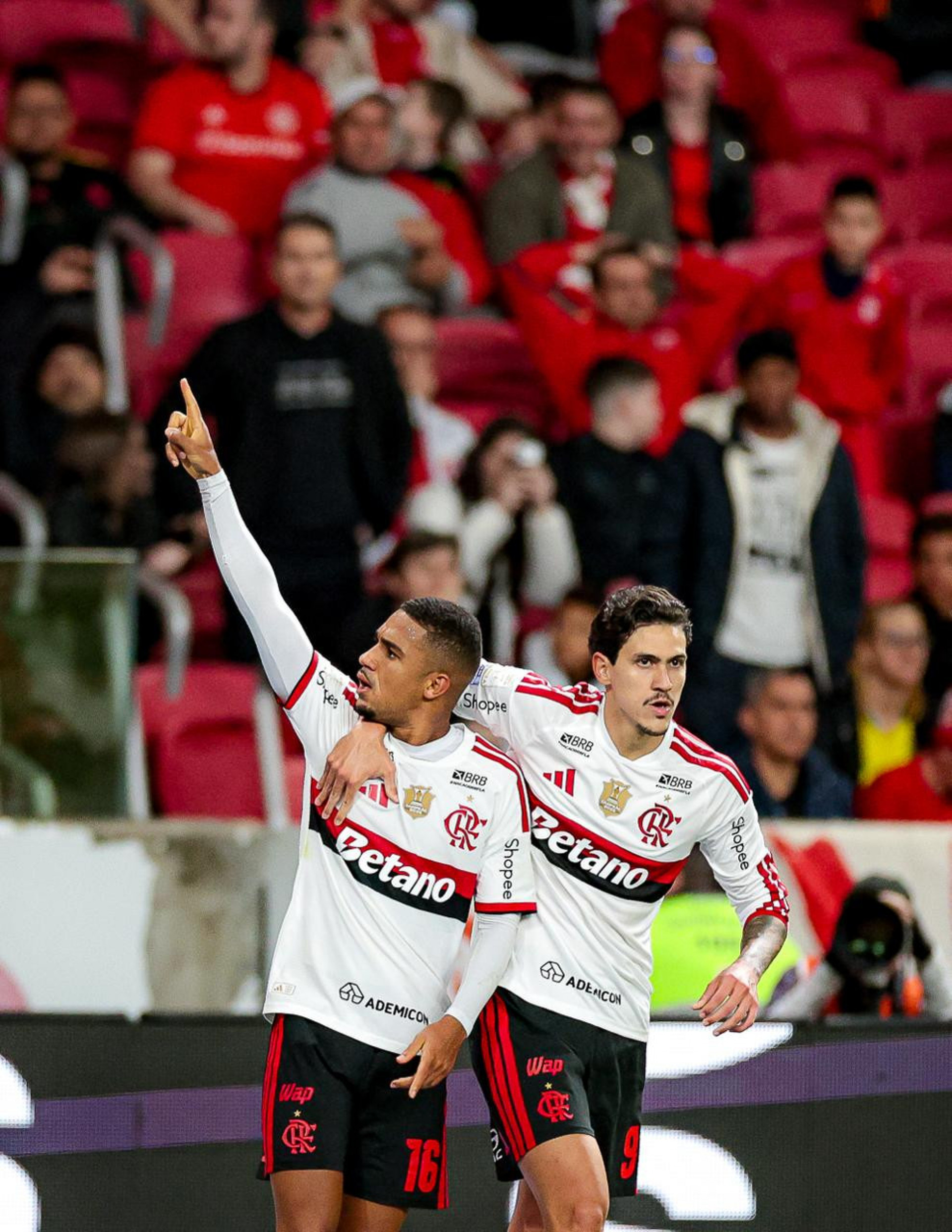 Samuel Lino, à esquerda, marcou no jogo entre Internacional e Flamengo