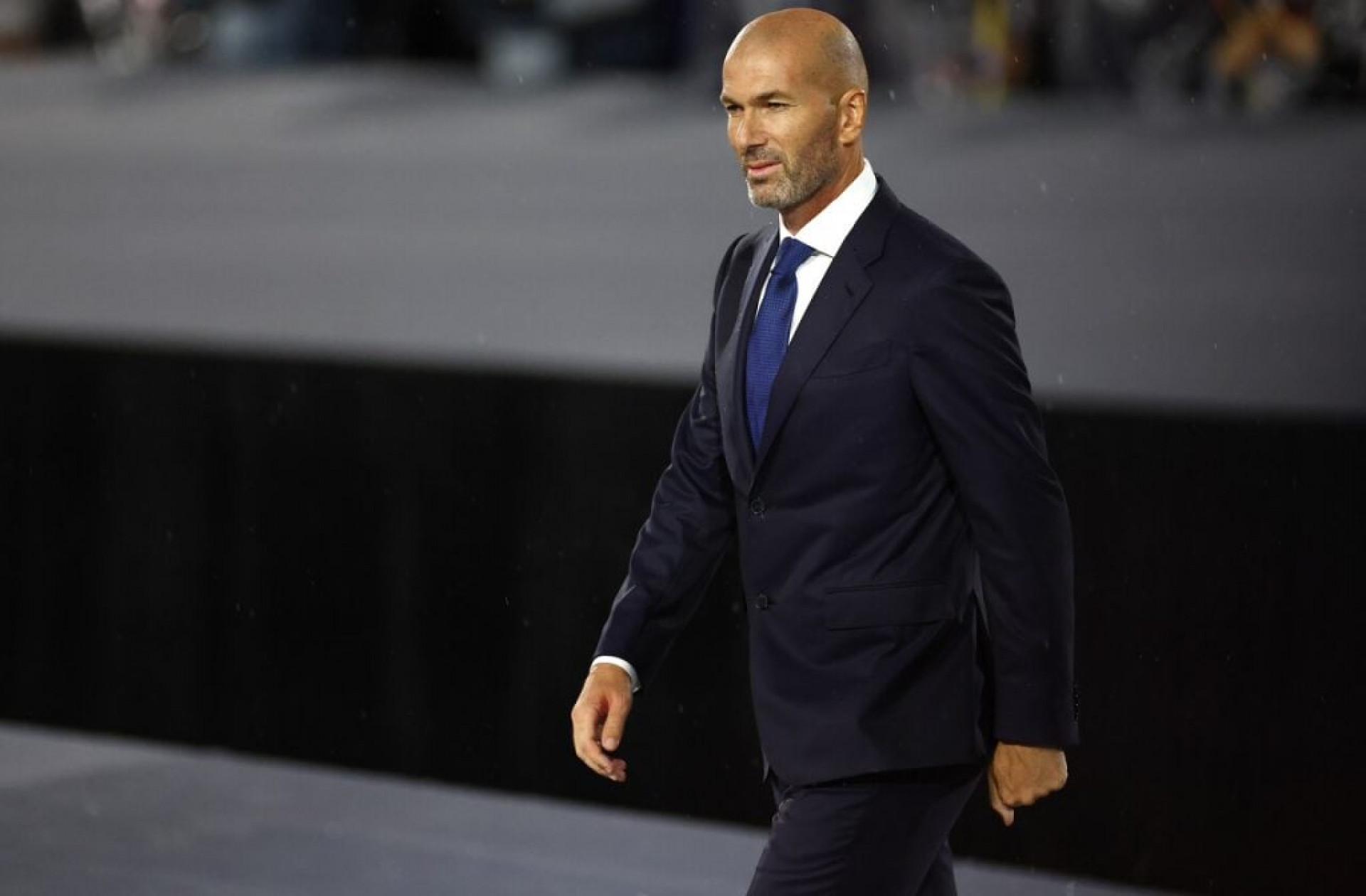 Zidane receber&aacute; sal&aacute;rio acima do limite da nova lei francesa