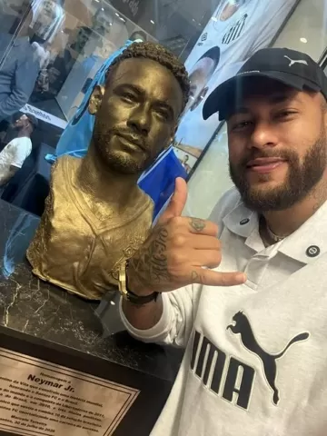 Santos inaugura busto de Neymar e recebe críticas nas redes sociais