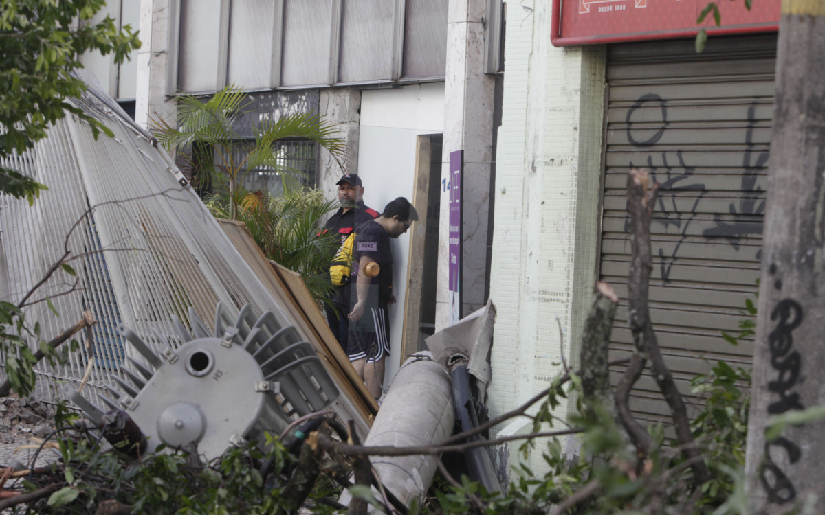 Registro de queda de uma árvore na Rua Pinto de Figueiredo, esquina com Rua Antônio Basílio, devido aos fortes ventos na cidade do Rio de Janeiro, nesta quinta-feira (30).