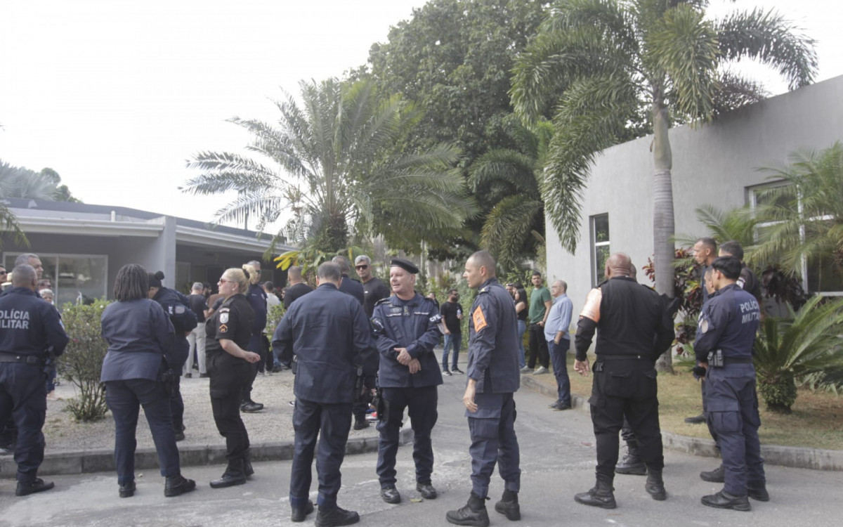 Velório do policial militar Fernando Plácido Roberto Rocha. Cerimônia na Capela 7 do Cemitério Jardim da Saudade, em Jardim Sulacap.
- Reginaldo Pimenta/ Agência O DIA