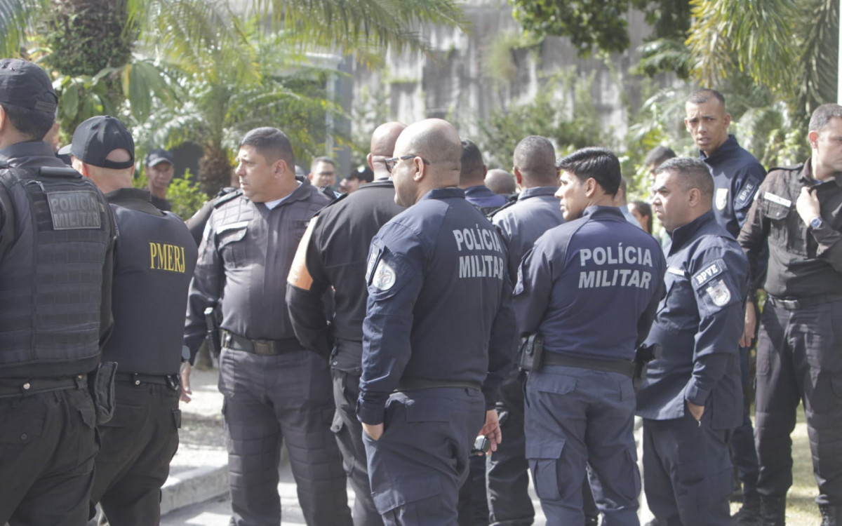 Velório do policial militar Fernando Plácido Roberto Rocha. Cerimônia na Capela 7 do Cemitério Jardim da Saudade, em Jardim Sulacap.
- Reginaldo Pimenta/ Agência O DIA