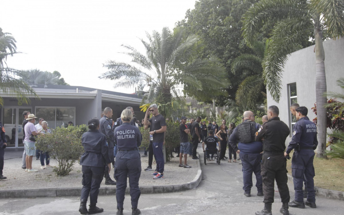Velório do policial militar Fernando Plácido Roberto Rocha. Cerimônia na Capela 7 do Cemitério Jardim da Saudade, em Jardim Sulacap.
- Reginaldo Pimenta/ Agência O DIA