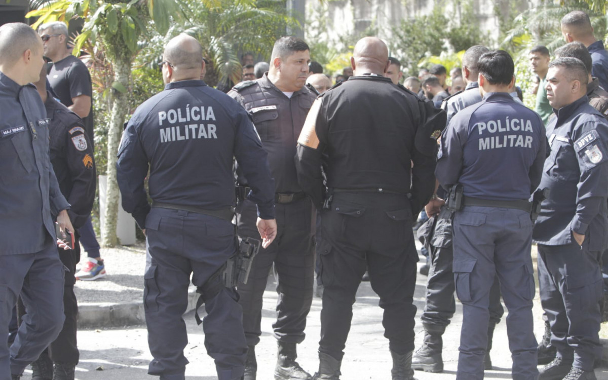 Velório do policial militar Fernando Plácido Roberto Rocha. Cerimônia na Capela 7 do Cemitério Jardim da Saudade, em Jardim Sulacap.
- Reginaldo Pimenta/ Agência O DIA
