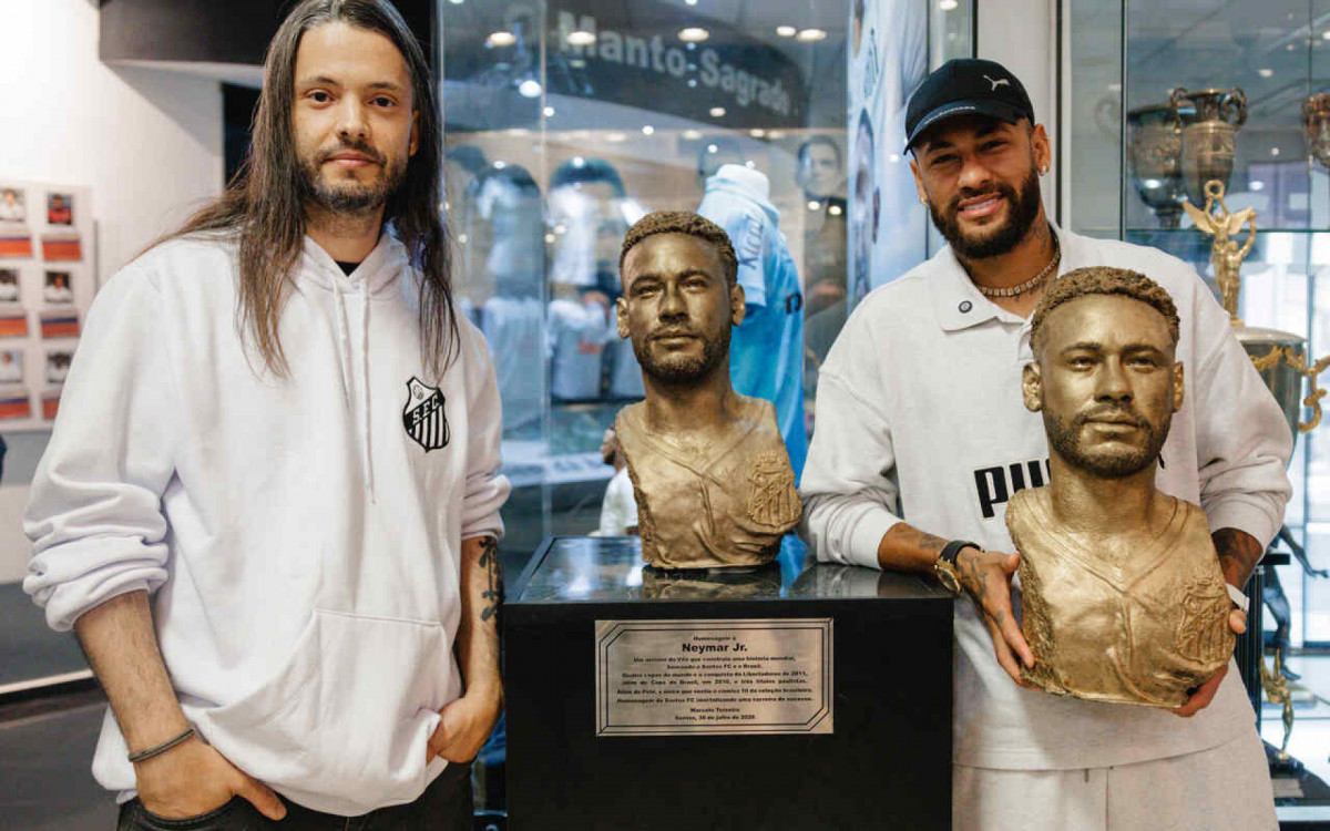 Santos eterniza Neymar com busto no Memorial das Conquistas da Vila Belmiro