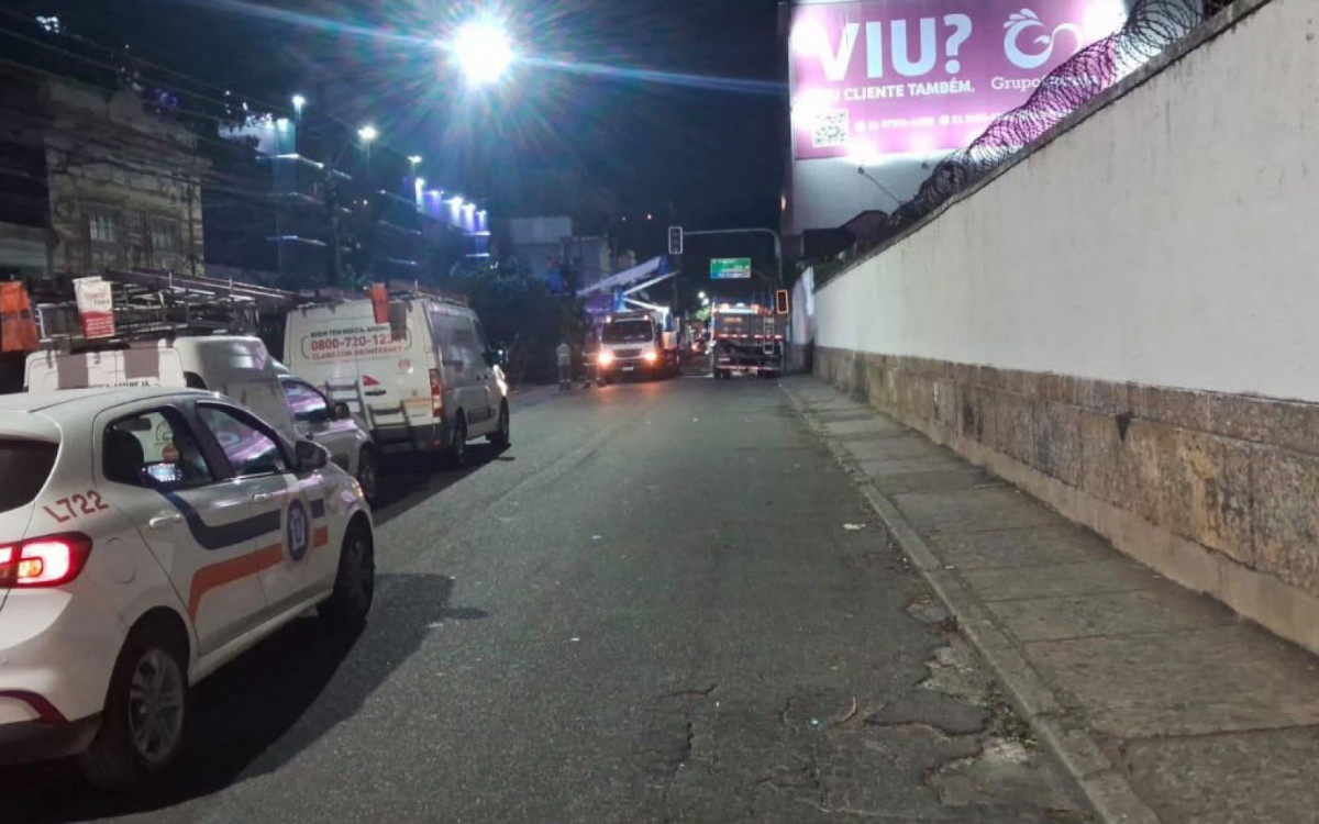 Equipes da prefeitura atuam em árvore caída na Rua General Polidoro, em Botafogo