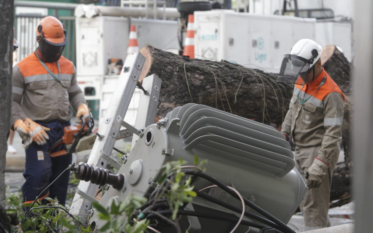 Quedas de árvores e outros objetos durante a ventania derrubaram postes e fiações elétricas, afetando o abastecimento de milhares