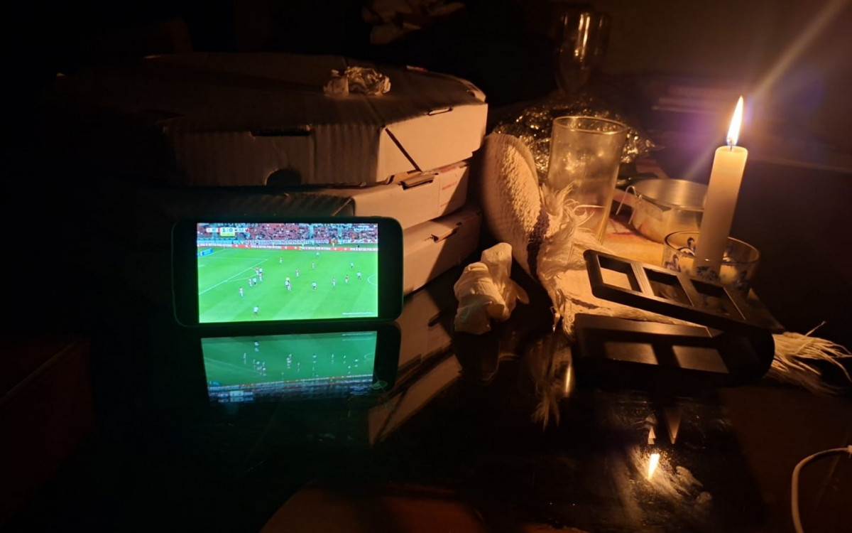 Júlio Vieira teve que assistir ao jogo pelo telefone e iluminar a casa com velas