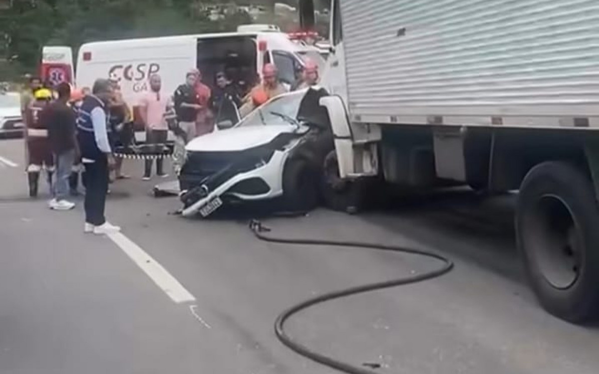 Carro em que estava o secretário de Mangaratiba foi esmagado na lateral pelo caminhão