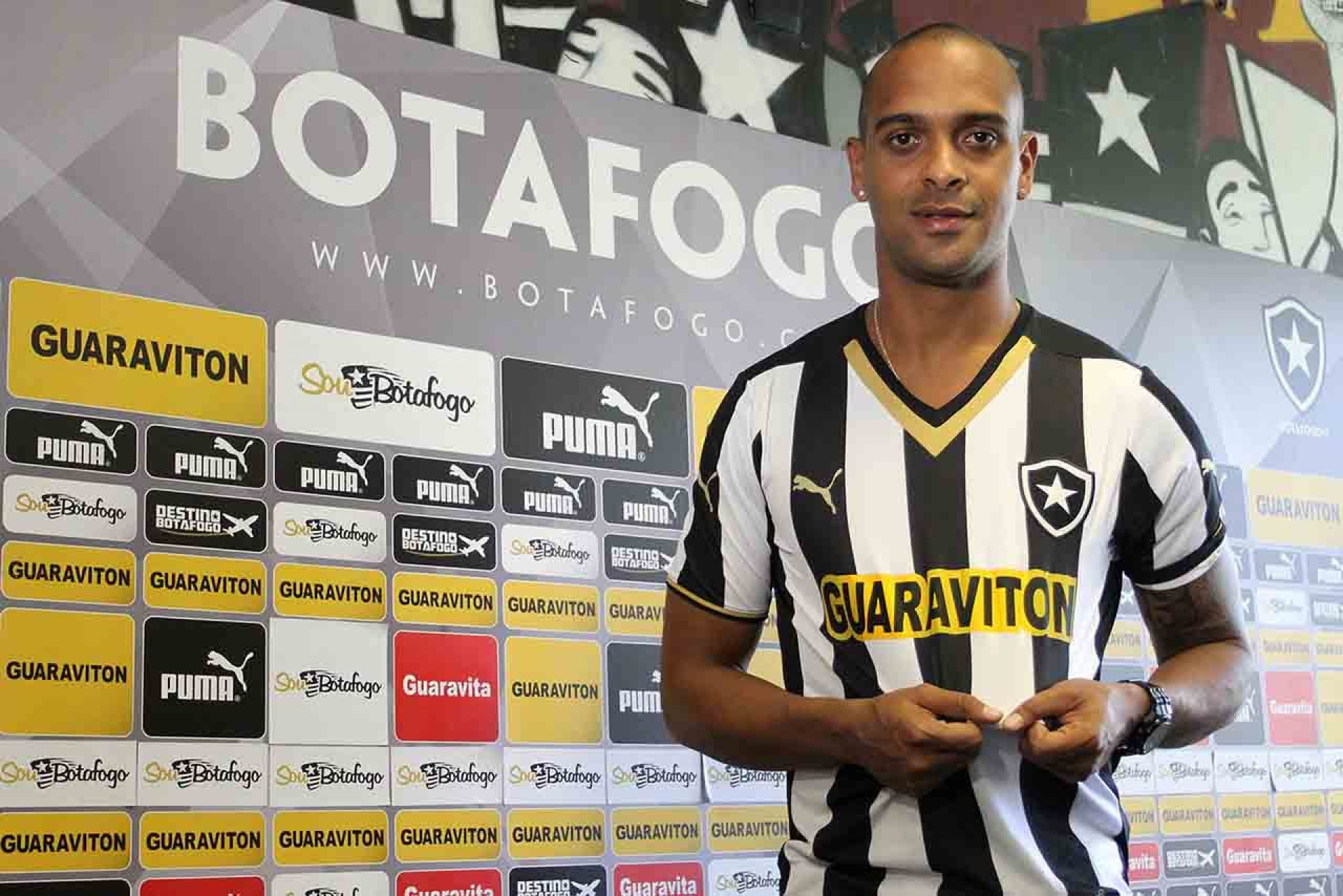 Ex-jogador do Botafogo morre em acidente durante ventania no RJ