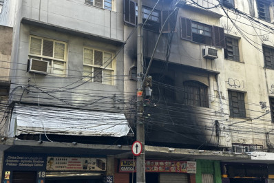 Polícia investiga incêndio que destruiu gráfica após arrombamento no Centro de Niterói