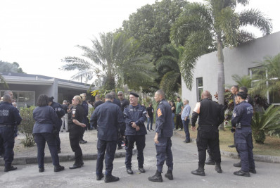 Familiares e amigos se despedem de PM morto na Avenida Brasil