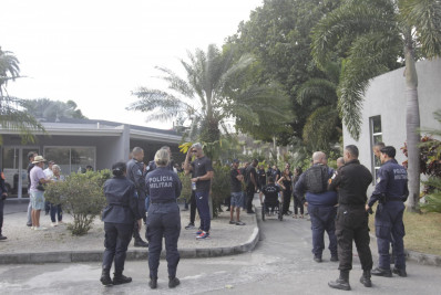 Familiares e amigos se despedem de PM morto na Avenida Brasil