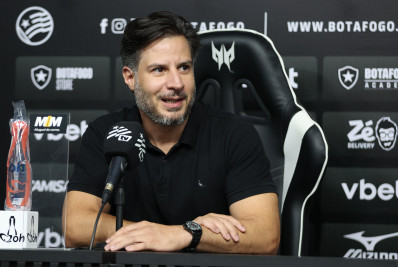 Diretor do Botafogo celebra chegada de atacante e conta bastidores
