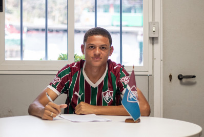 Zagueiro assina primeiro contrato profissional com o Fluminense