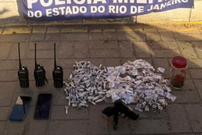 Operação da PM termina com dois presos e apreensão de armas e drogas em Belford Roxo