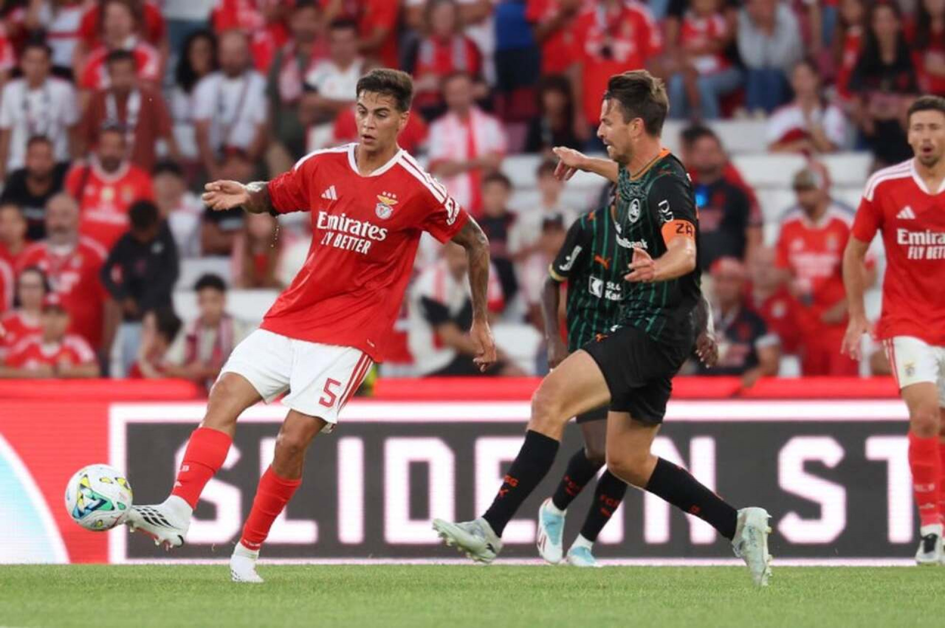 Benfica goleia St. Gallen com quatro de Pavlidis e avan&ccedil;a na Liga Europa