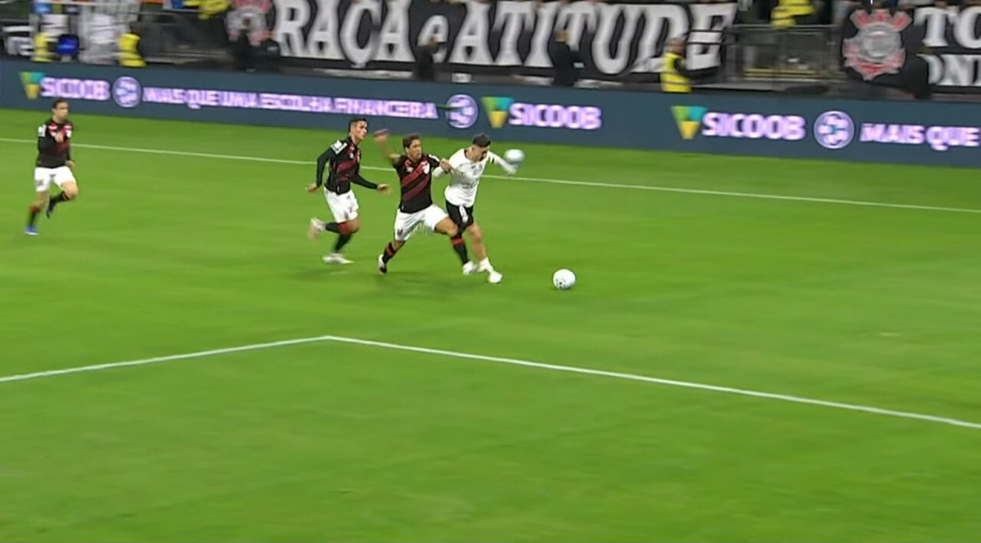 Corinthians empata com o Athletico e perde a chance de se aproximar do G4