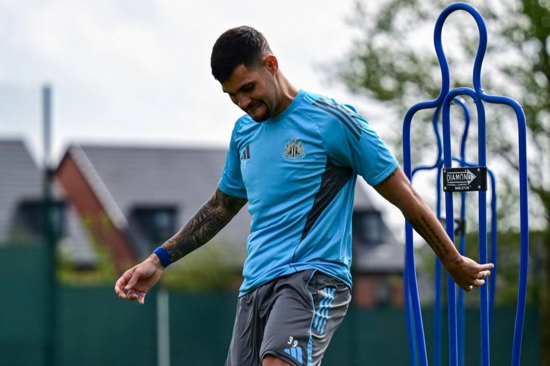Arsenal avan&ccedil;a por Bruno Guimar&atilde;es e fica perto de acordo