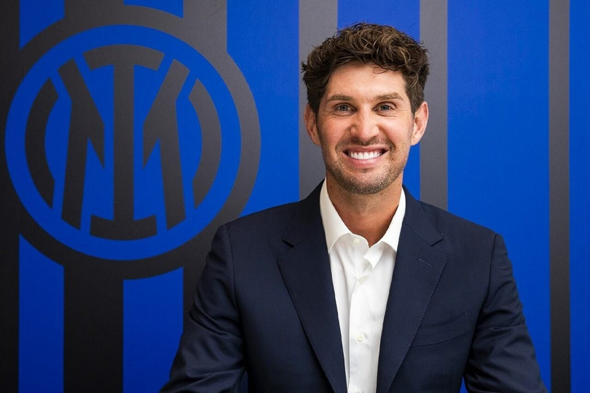 Inter de Mil&atilde;o anuncia contrata&ccedil;&atilde;o de Stones, ex-City