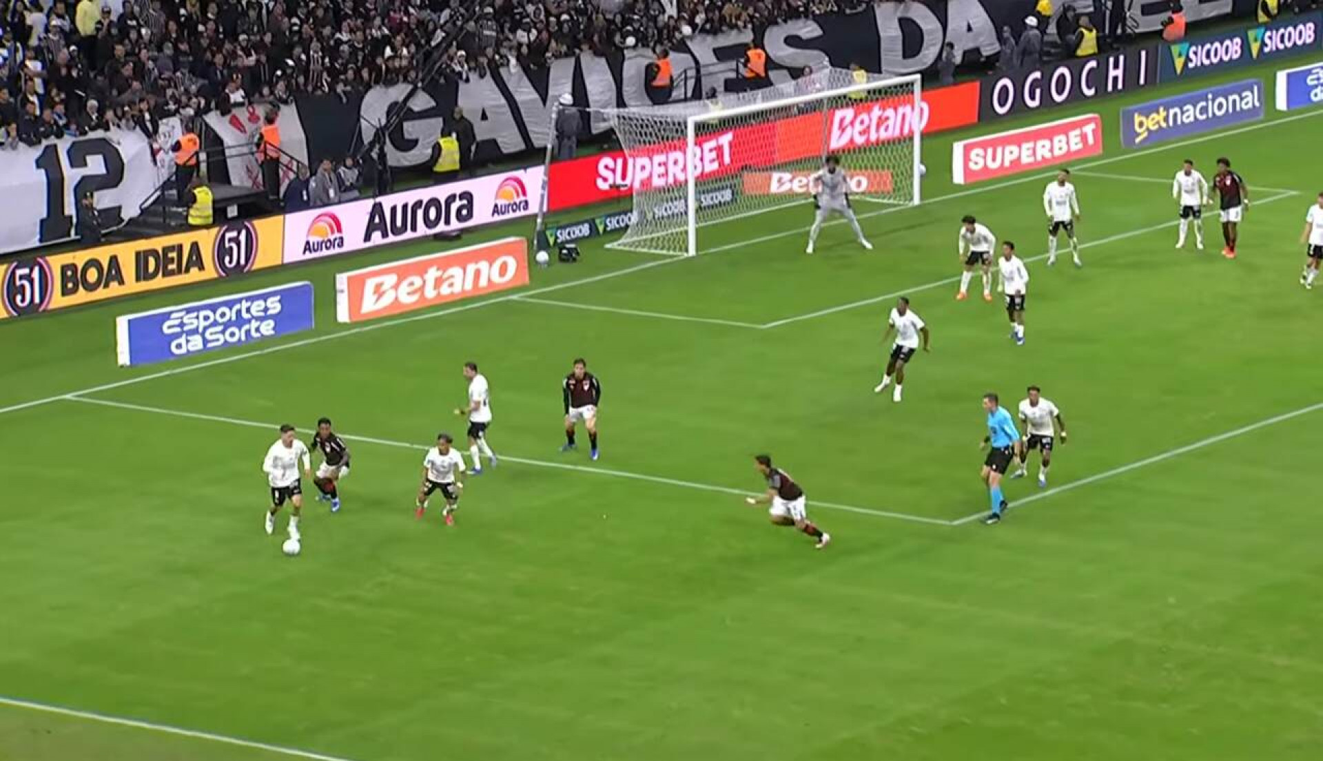 Yuri Alberto, do Corinthians, sente dor na coxa e deixa o gramado chorando