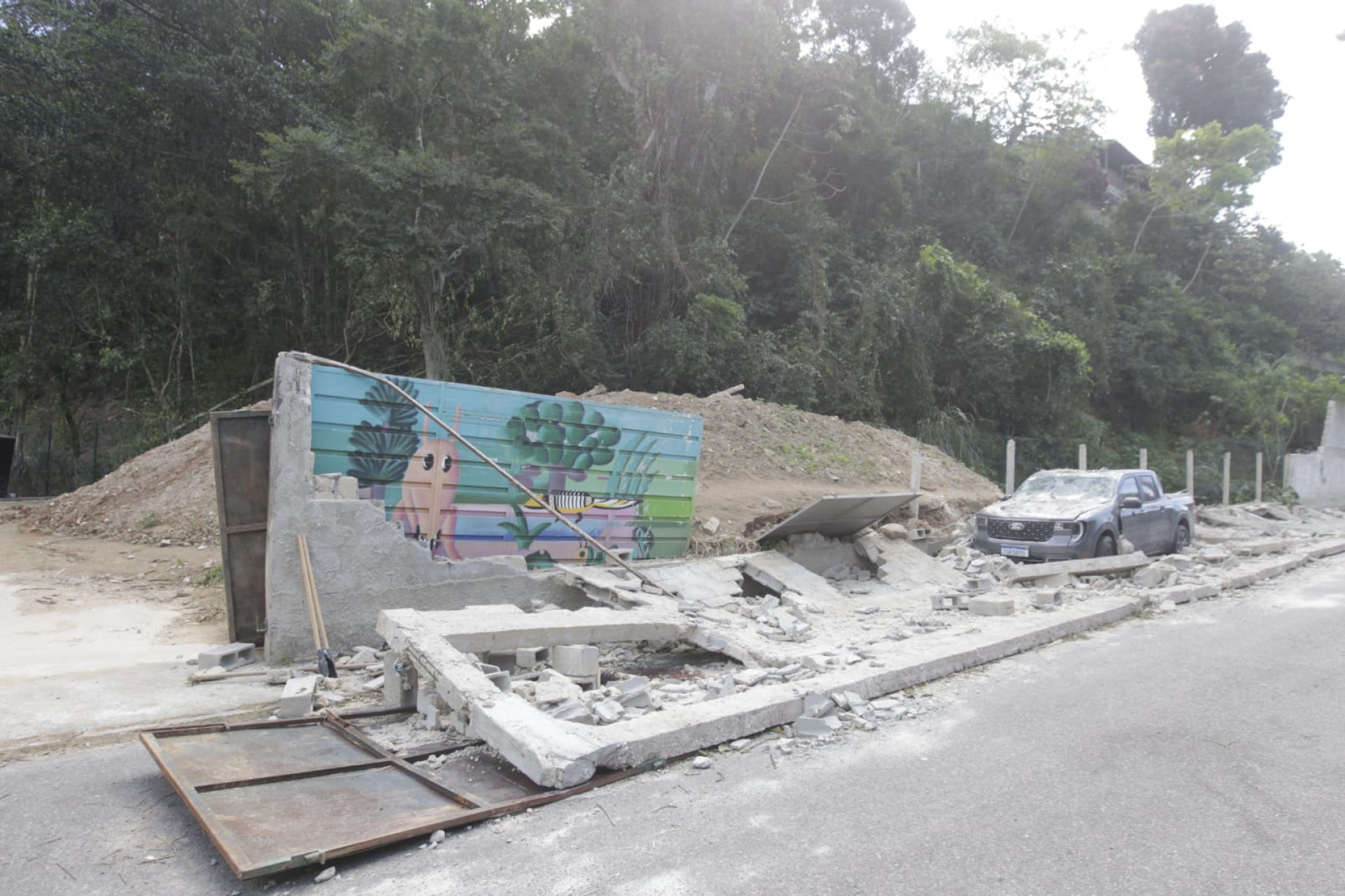 Muro desabou na Rua Dr. Júlio Otoni e matou dois homens; carro também foi atingido - Reginaldo Pimenta / Agência O Dia