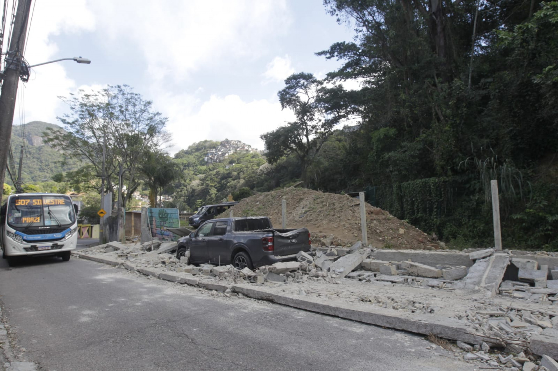 Muro desabou na Rua Dr. Júlio Otoni e matou dois homens; carro também foi atingido - Reginaldo Pimenta / Agência O Dia
