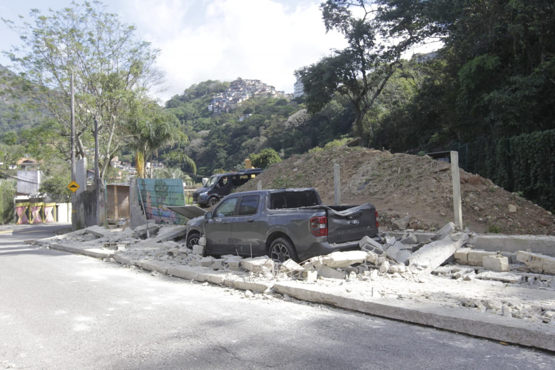 Muro desabou na Rua Dr. Júlio Otoni e matou dois homens; carro também foi atingido - Reginaldo Pimenta / Agência O Dia