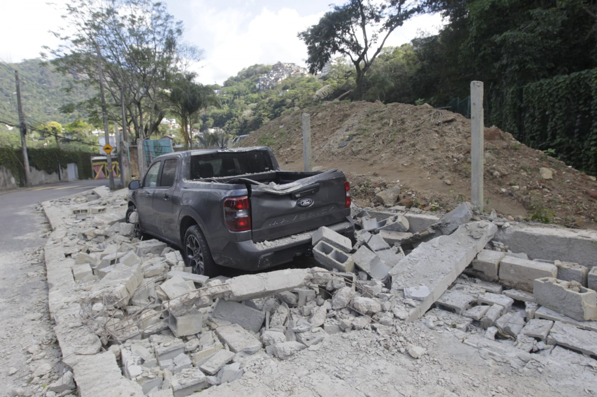 Muro desabou na Rua Dr. Júlio Otoni e matou dois homens; carro também foi atingido - Reginaldo Pimenta / Agência O Dia