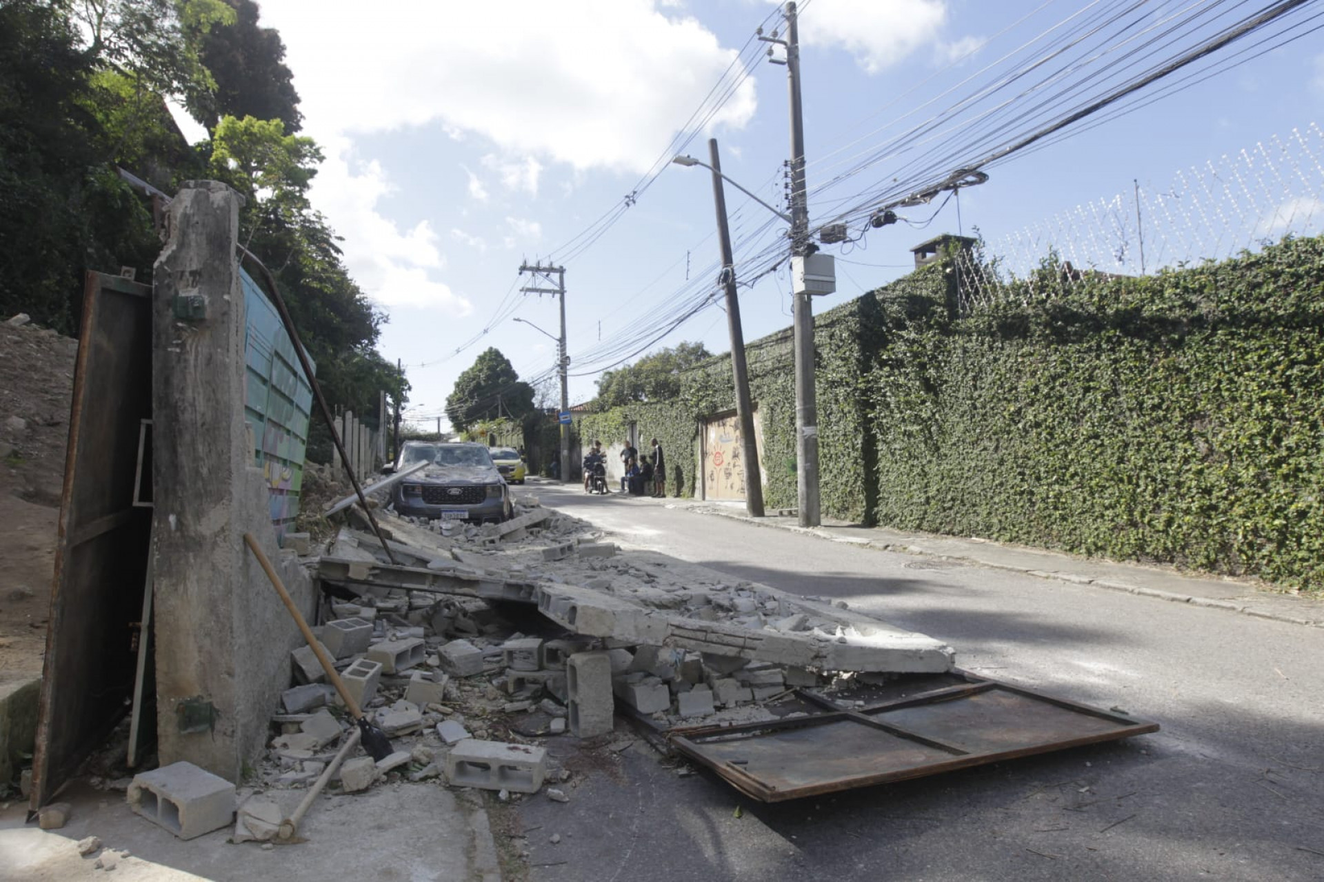 Muro desabou na Rua Dr. Júlio Otoni e matou dois homens; carro também foi atingido - Reginaldo Pimenta / Agência O Dia